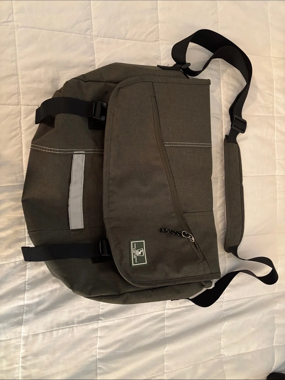 Oiwas large laptop messenger bag crossbody  Olive green